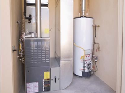 Una habitación con un calentador y un calentador de agua en ella.