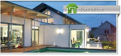 Una gran casa blanca con una piscina delante de ella.