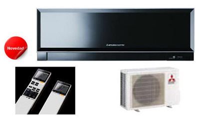 Una imagen de un aire acondicionado Mitsubishi y dos controles remotos.