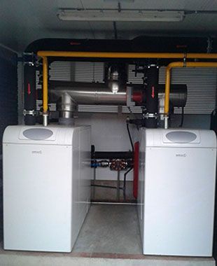 Dos calderas blancas están sentadas una al lado de la otra en una habitación.
