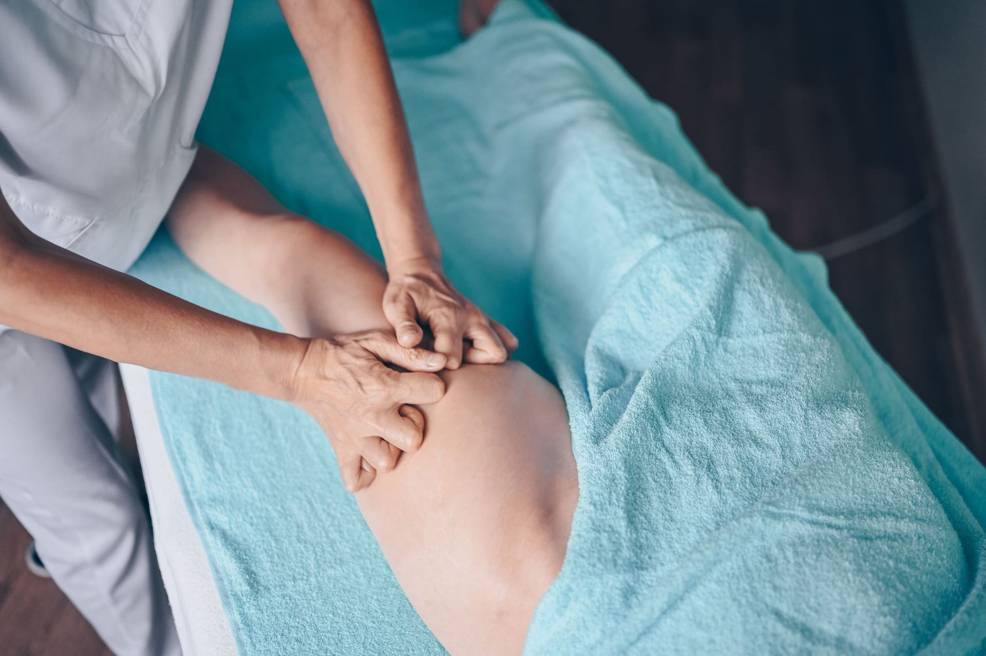 Una mujer está recibiendo un masaje en su pierna en un spa.