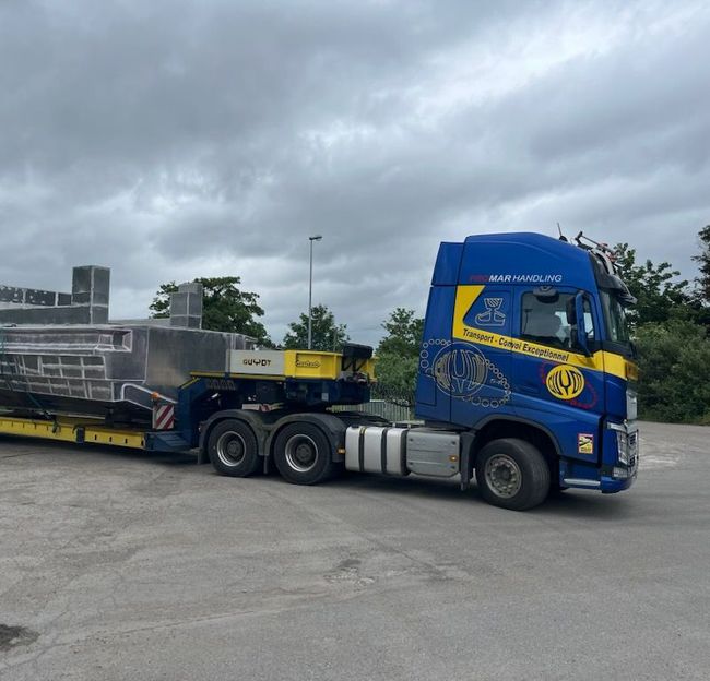 Un semi-remorque avec un bateau