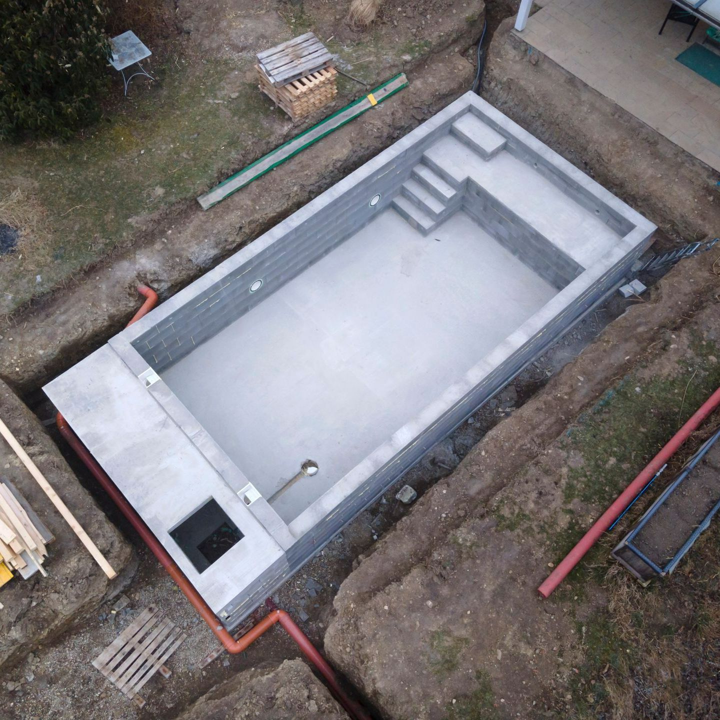 Vue aérienne de la construction d'une piscine en béton