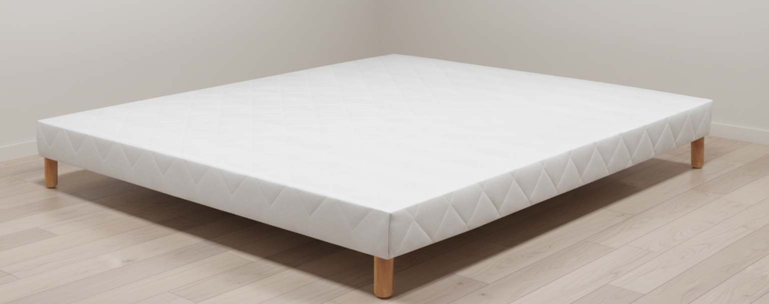 Sommier Lattes fixes 12cm 13 lattes peuplier massif (Section 10mm / 80mm) 4 masses d'angle hêtre massif avec insert de 8mm (5 pour le 160/200) Caisse peuplier massif origine France Section de caisse 24mm / 130mm Coiffe tendue viscose Norme 100 - Oeko-Tex Toile de fond anti-poussière - 100% PES Issu de forêts françaises Suspension très ferme Compatible tout matelas Garantie 5 ans Fabrication Française