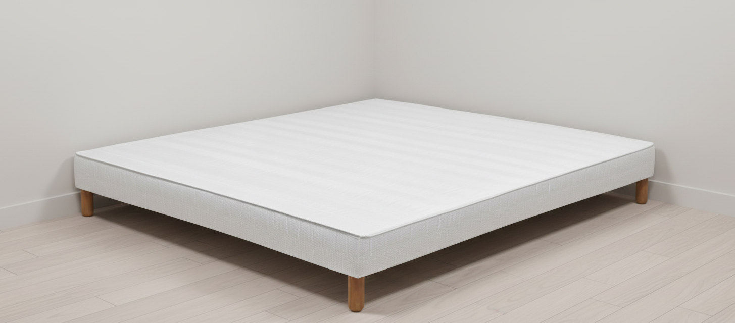 Sommier Lattes fixes 13cm 9 lattes larges peuplier massif (Section 24mm / 120mm) Épaisseur possible jusqu'à 25cm 4 masses d'angle hêtre massif avec insert de 8mm (5 pour le 160/200) Caisse peuplier massif origine France Section de caisse 27mm / 130mmCoiffe piquée viscose de Bamboo Coutil Bamboo Norme 100 - Oeko-Tex Toile de fond anti-poussière - 100% PES Issu de forêts françaises Suspension très ferme Compatible tout matelas Garantie 5 ans Fabrication Française