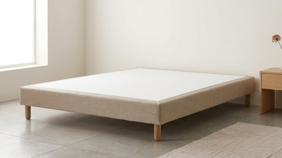 Sommier épaisseur 14cm - finition coiffe avec onglet - Disponible en 2 versions : 2x13 lattes fixes - Toile de fond anti-poussières 100% PES - Norme 100 - Oeko-Tex - 18 collections de tissus et plus de 300 coloris disponibles
