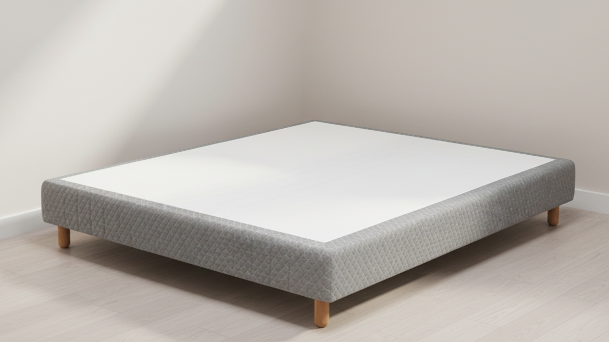 Sommier Ressorts ensachés - 7 zones 20cm 600 ressorts ensachés - 7 zones de soutien Épaisseur possible jusqu'à 25cm 4 masses d'angle hêtre massif avec insert de 8mm (5 pour le 160/200) Caisse peuplier massif origine France Section de caisse 27mm / 200mmCoiffe stretch Graphic gris Coutil Graphic Norme 100 - Oeko-Tex Toile de fond anti-poussière - 100% PES Issu de forêts françaises Suspension 7 zones Compatible tout matelas Garantie 5 ans Fabrication Française