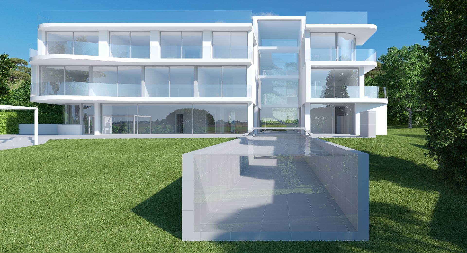 Un gran edificio blanco con una piscina enfrente.