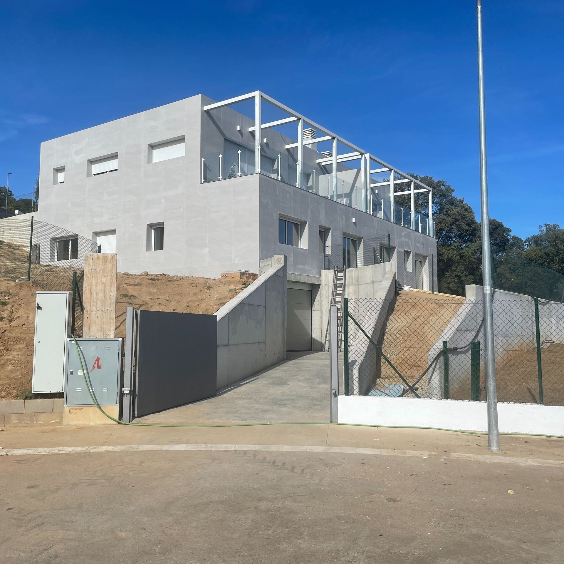 Un gran edificio blanco con escaleras que conducen hasta él.
