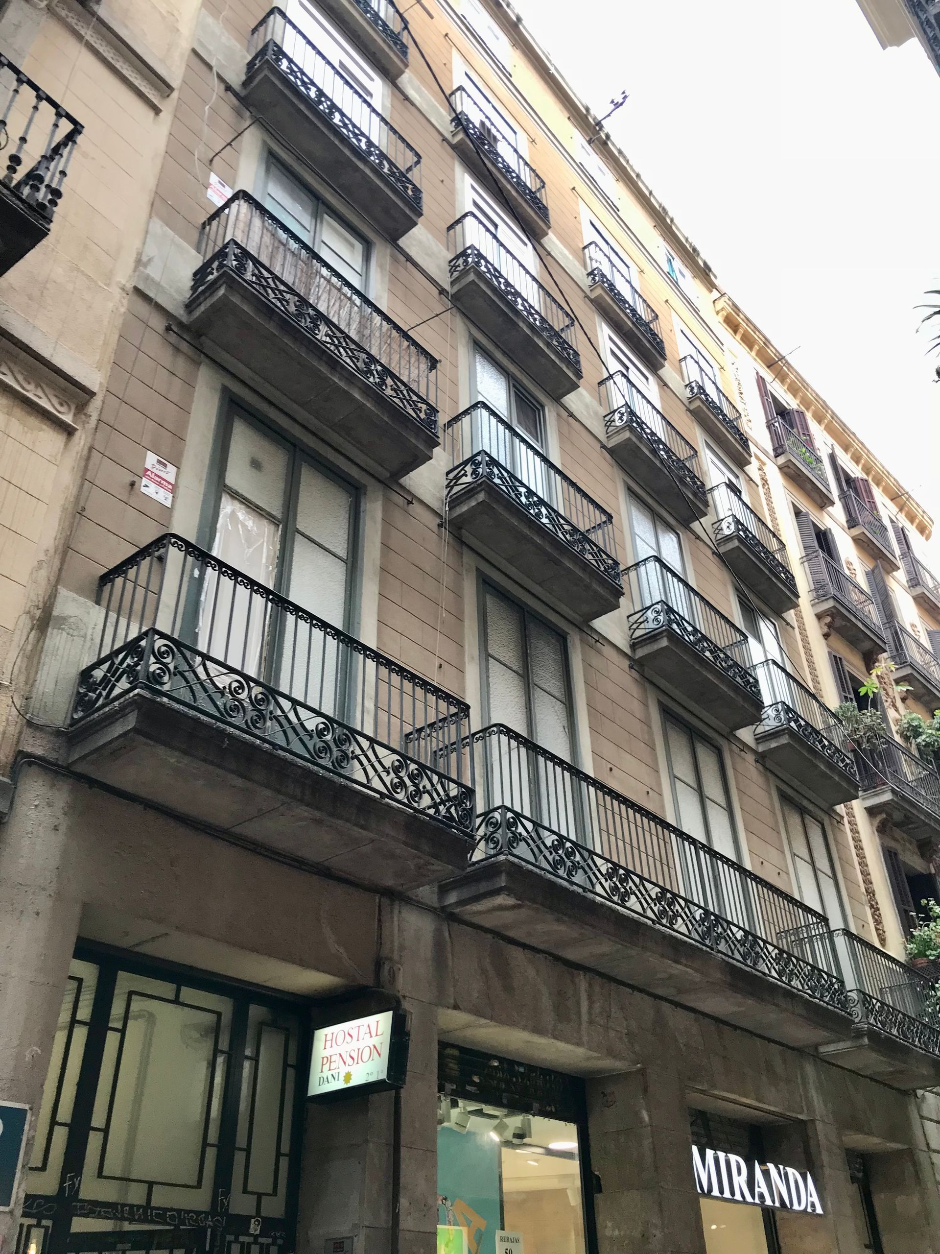 Un edificio con muchas ventanas y balcones