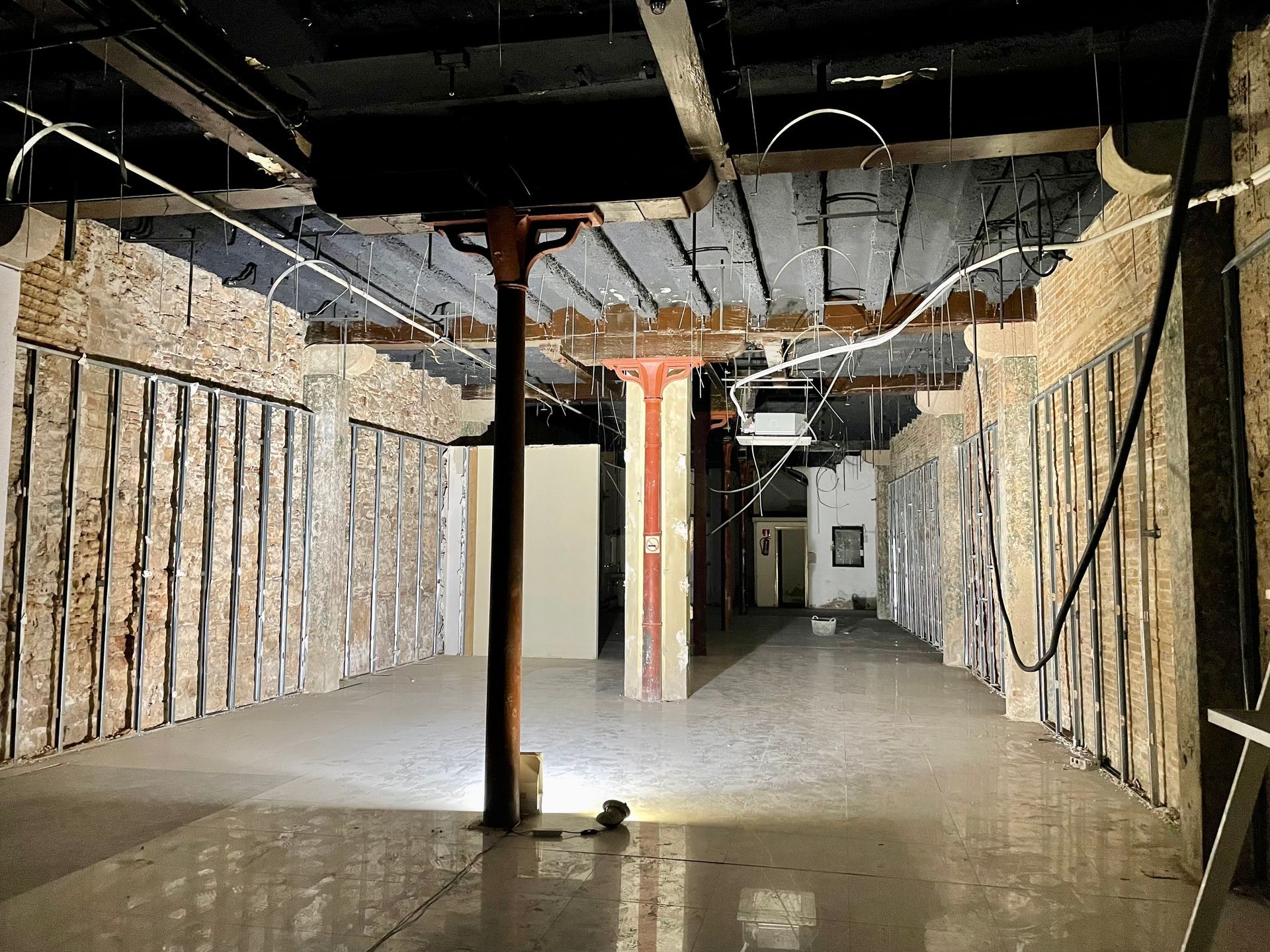 Una gran habitación vacía con un pilar en el medio.