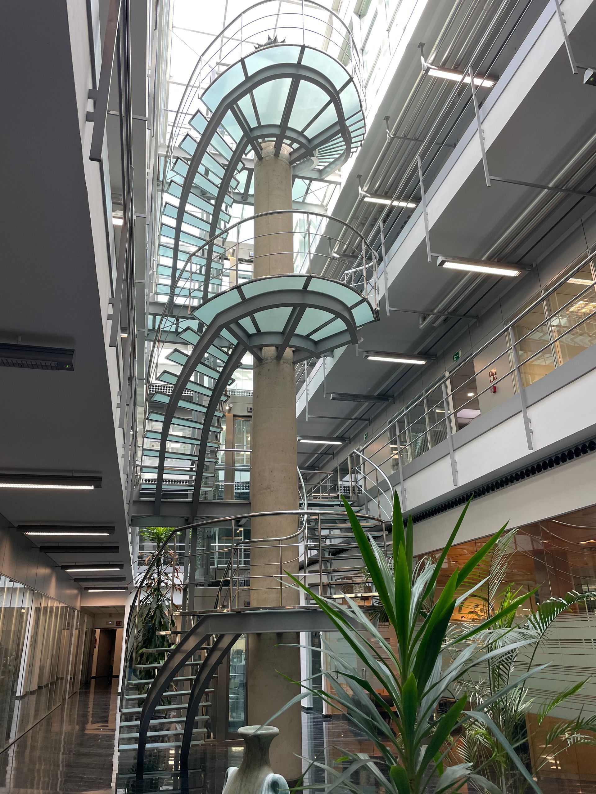 Una escalera de caracol en medio de un edificio