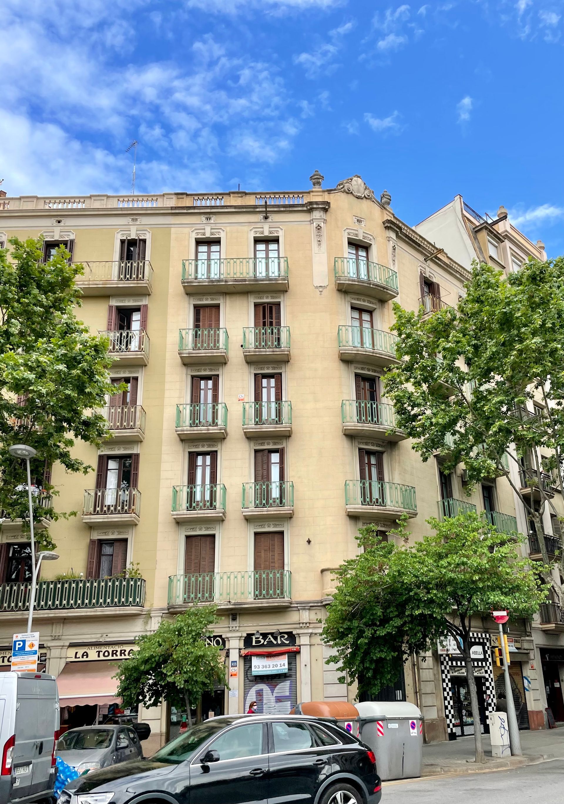 Un edificio grande con muchas ventanas y balcones.