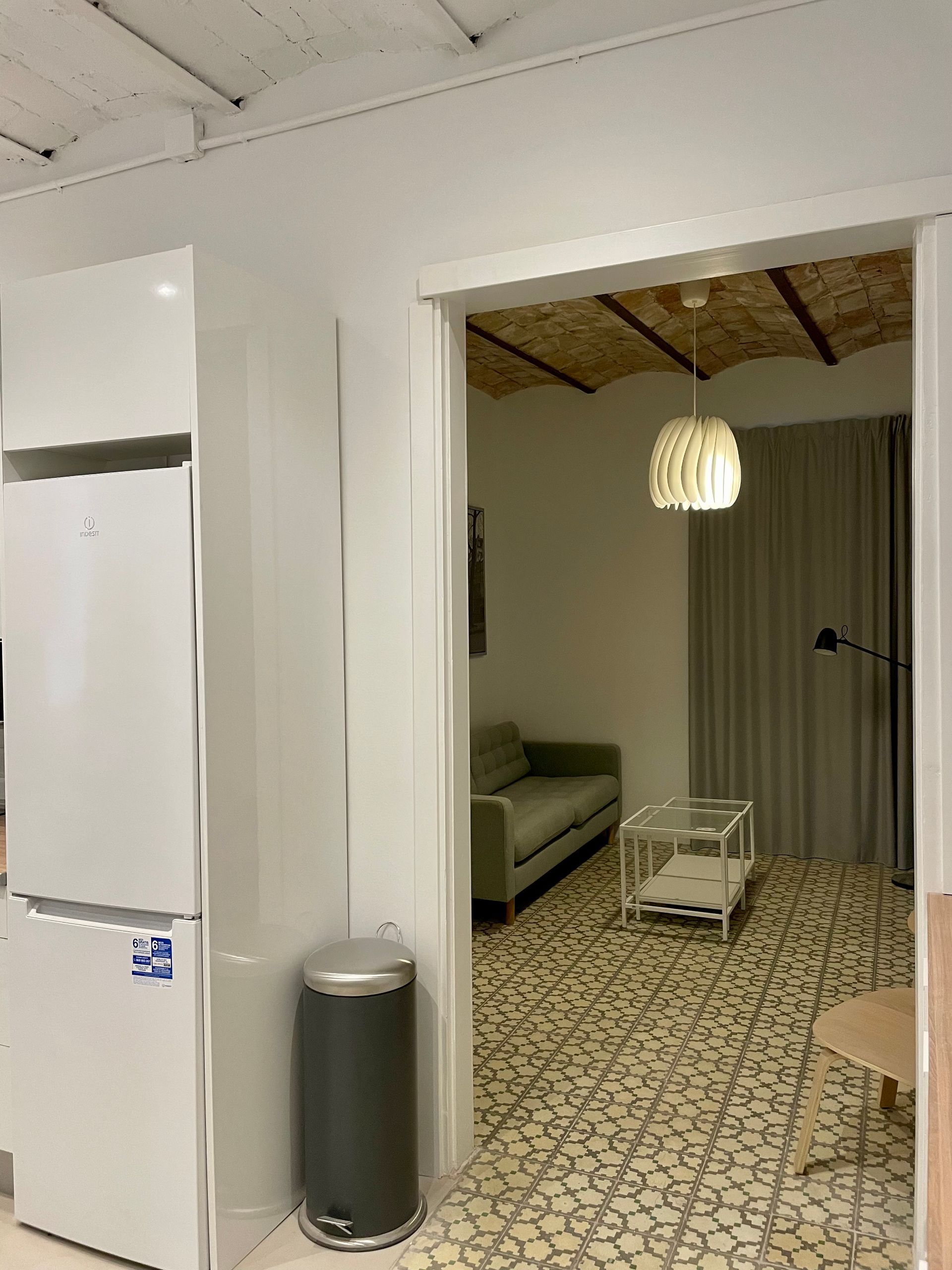 Una sala de estar con un sofá y una mesa de café.