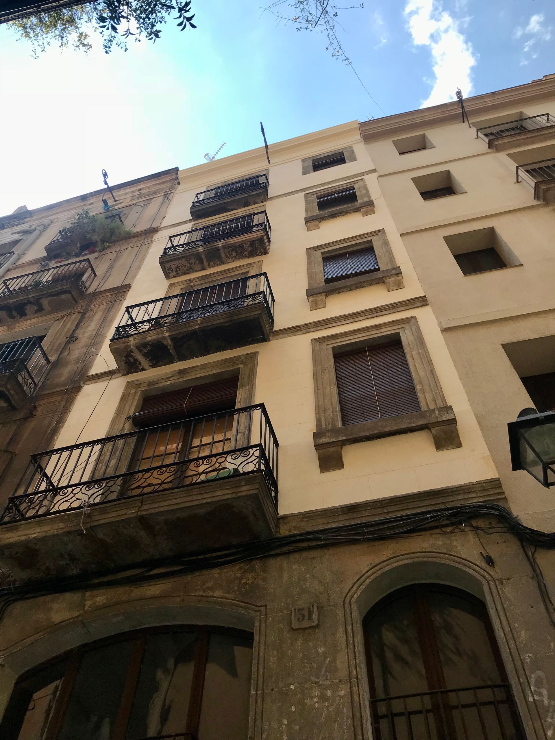 Mirando hacia arriba a un edificio con balcones y ventanas