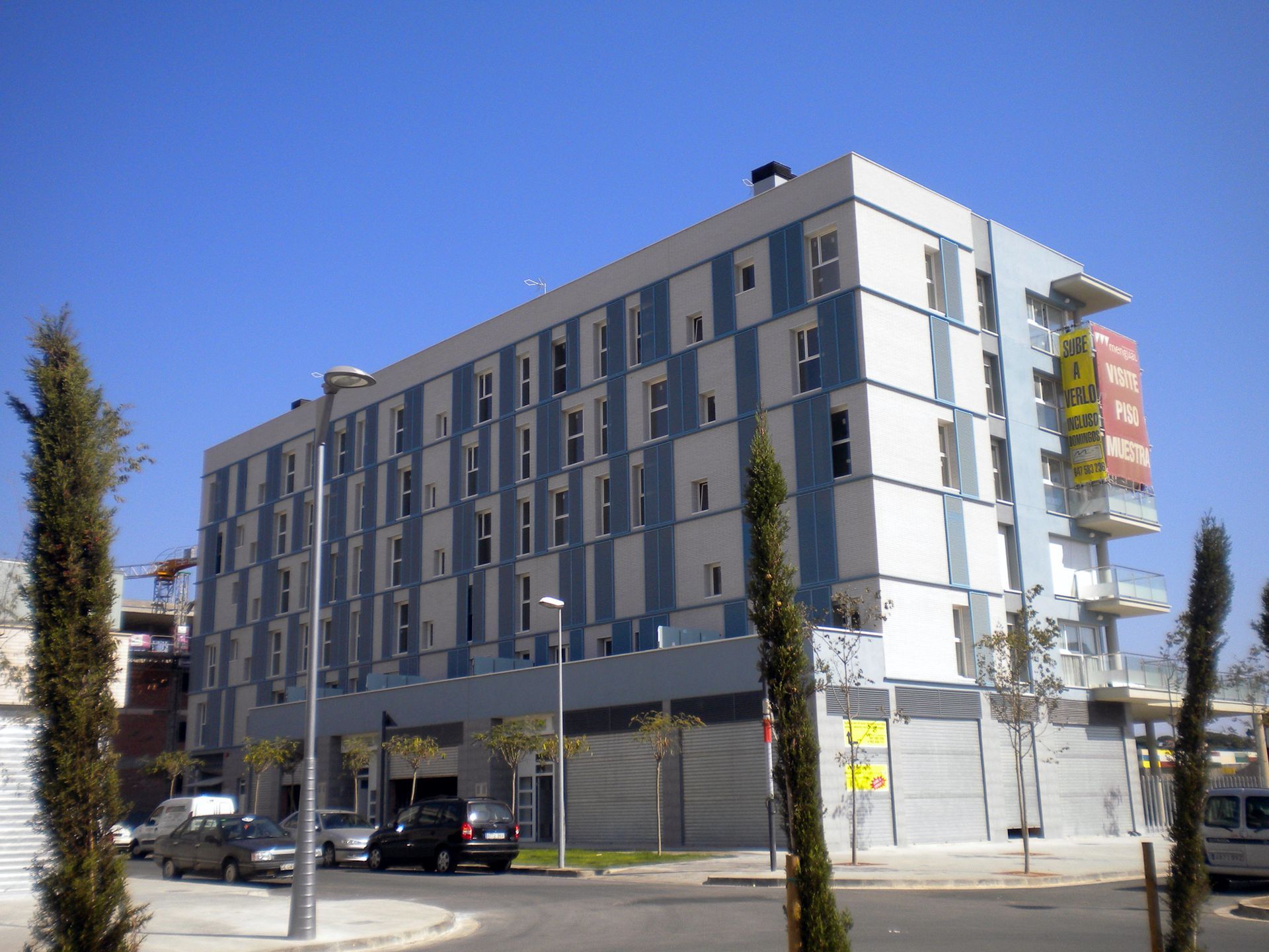 Un edificio grande con un cartel que dice 'alquiler'.