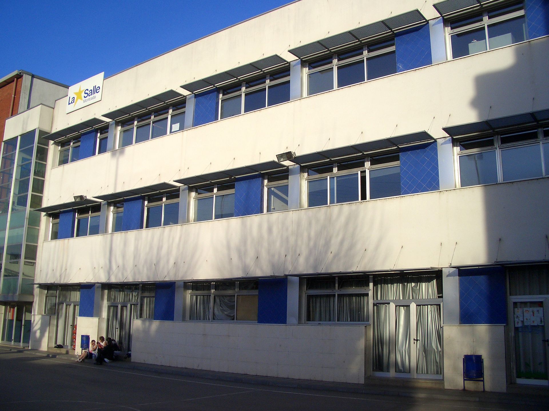 Un gran edificio blanco y azul con la palabra suave en la parte superior.