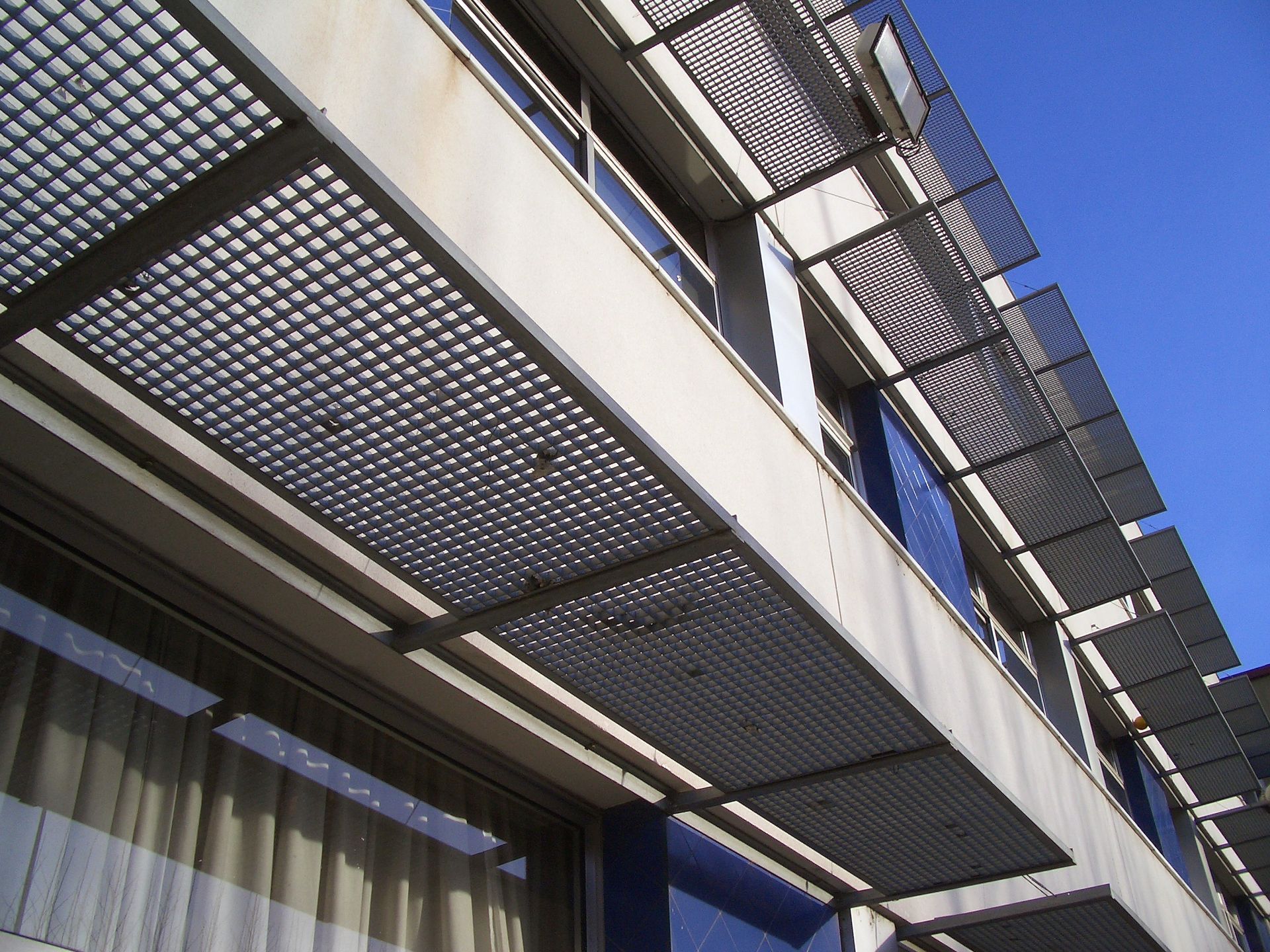 Mirando hacia arriba a un edificio con un cielo azul en el fondo