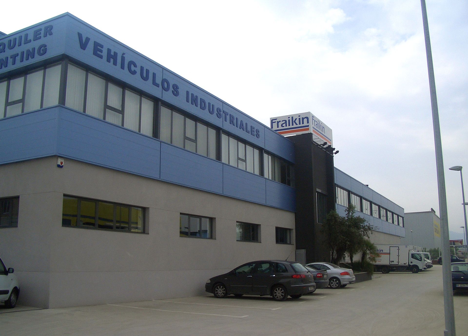 Vehículos industriales está escrito en el lateral de un edificio.