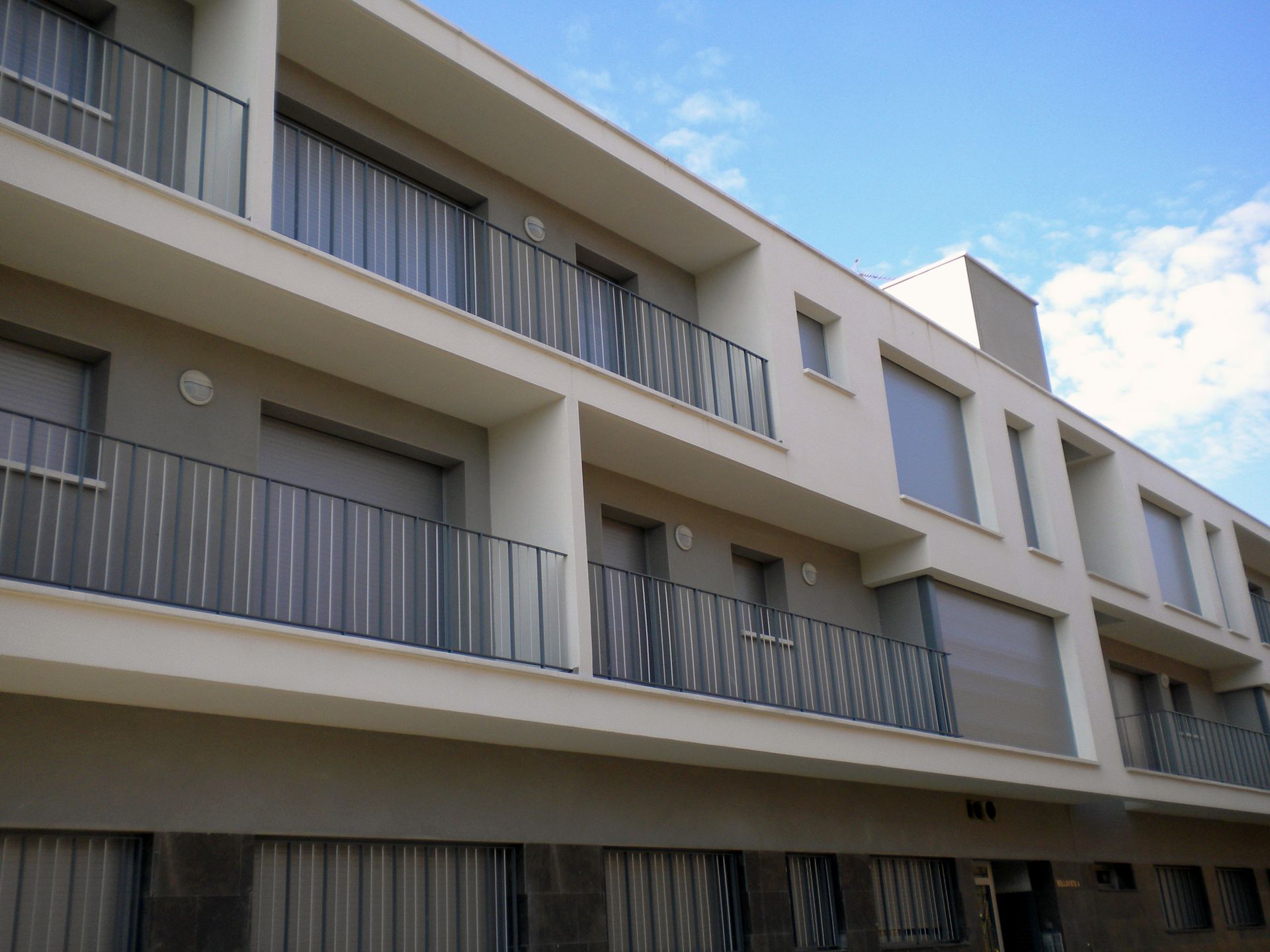 Un edificio con muchos balcones y ventanas