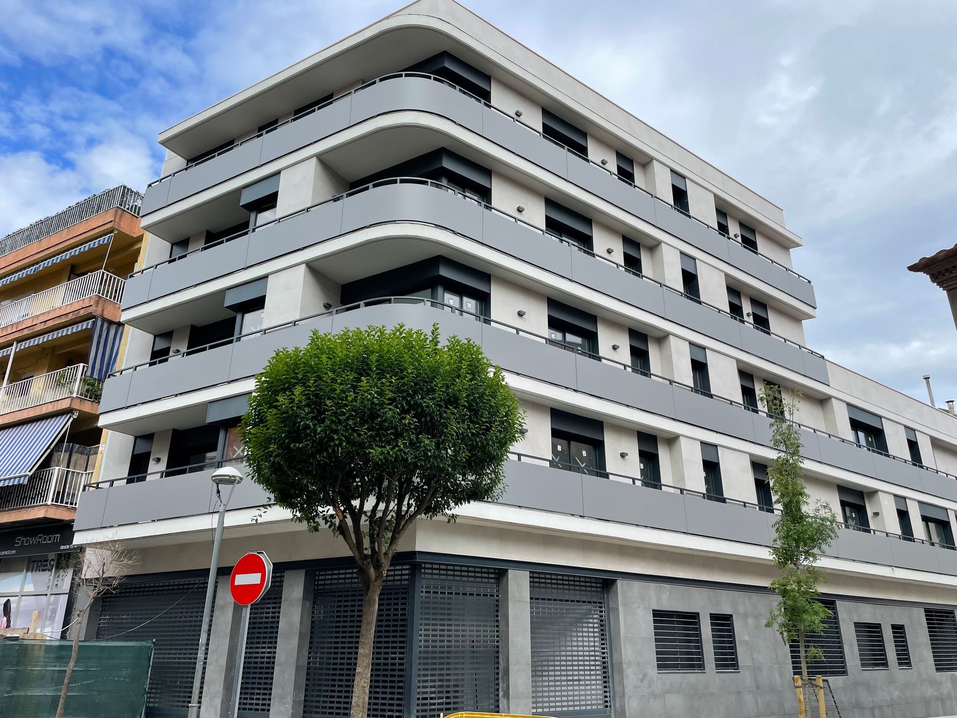 Un gran edificio con una señal de prohibido el paso delante.