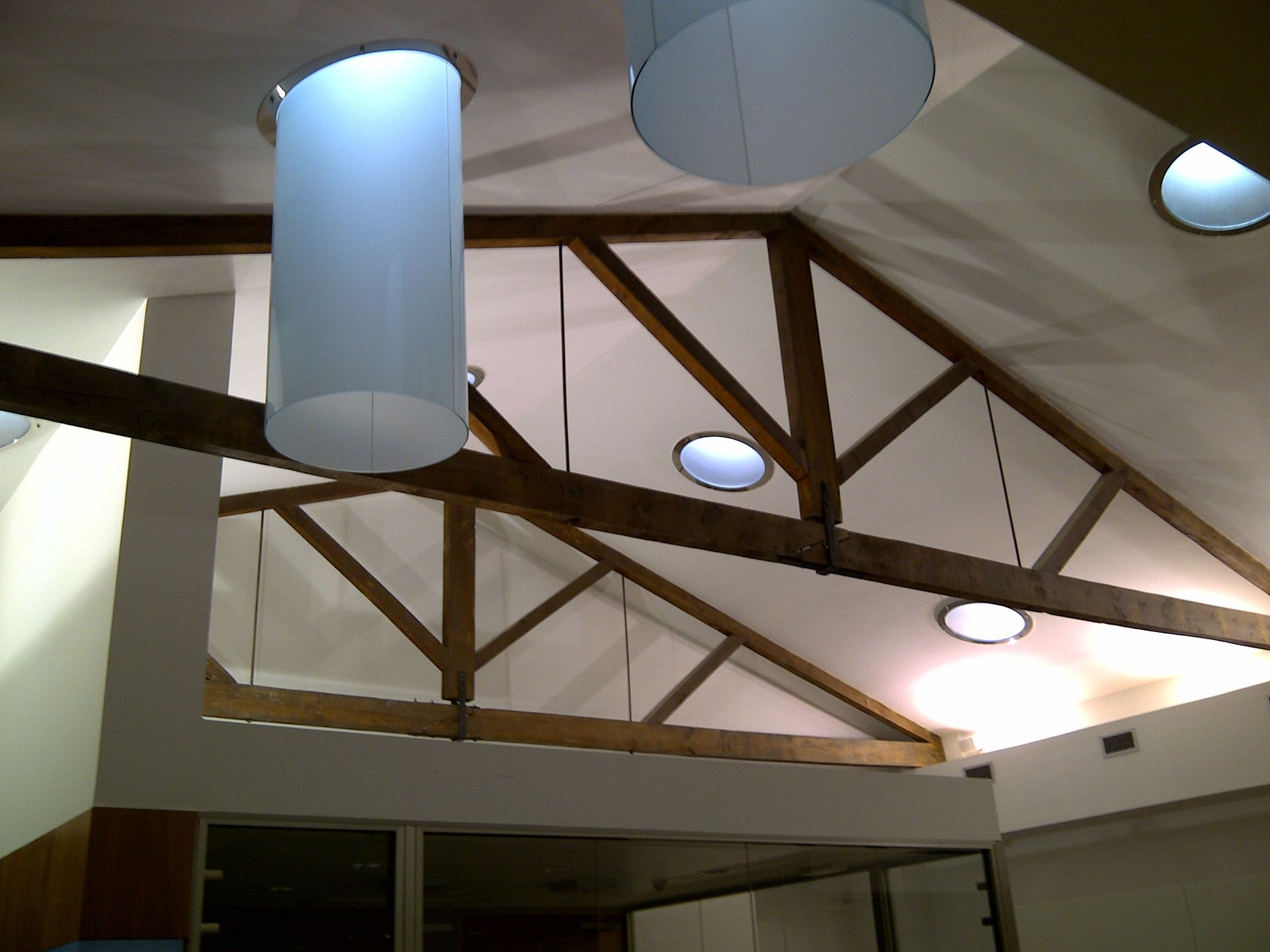 Un techo con algunas luces colgando de él.