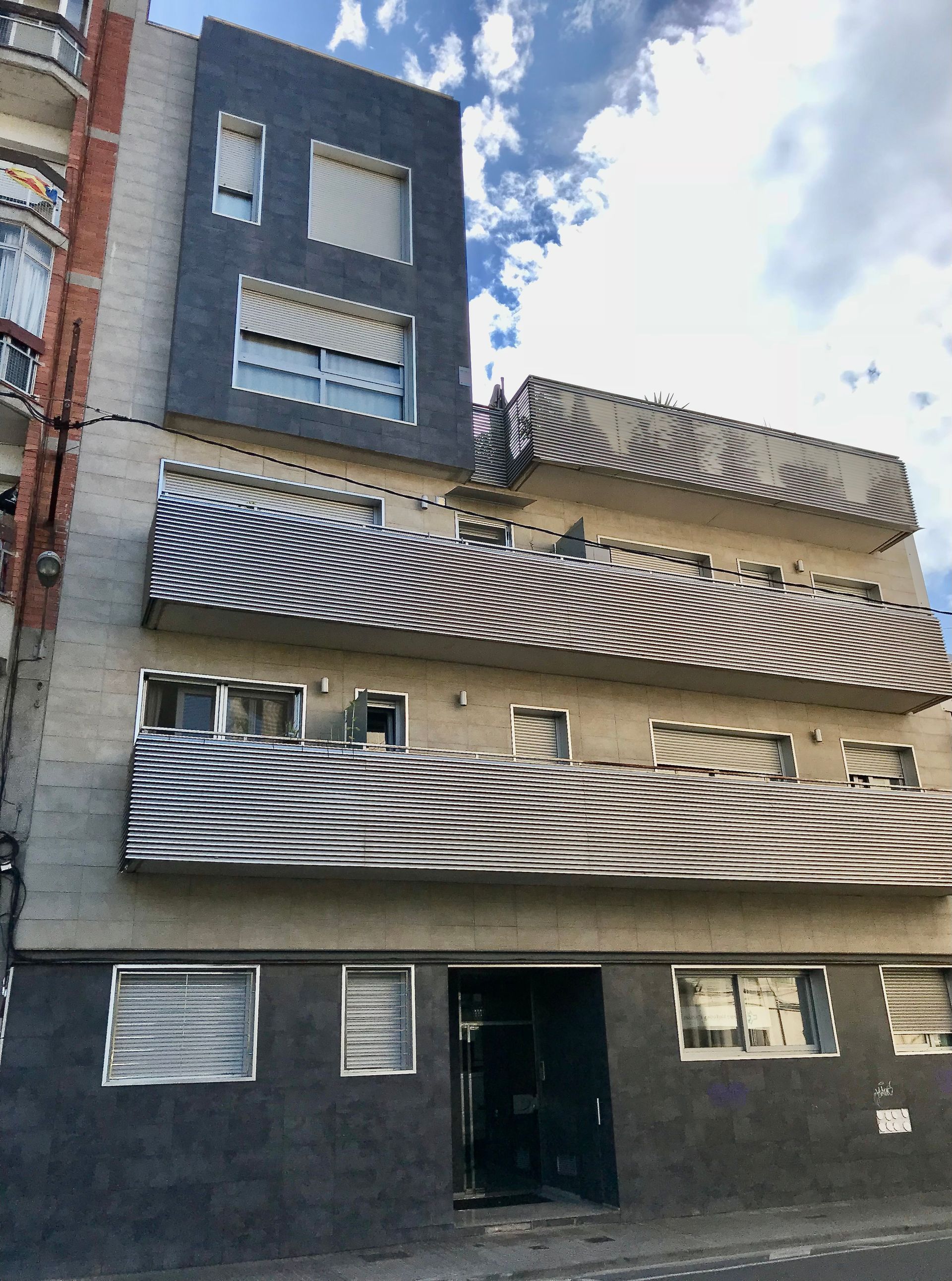 Un edificio con un toldo a rayas en el costado.