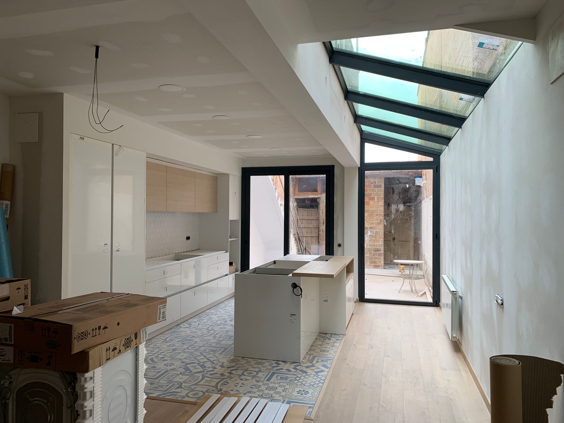 Una cocina en construcción con una gran ventana.