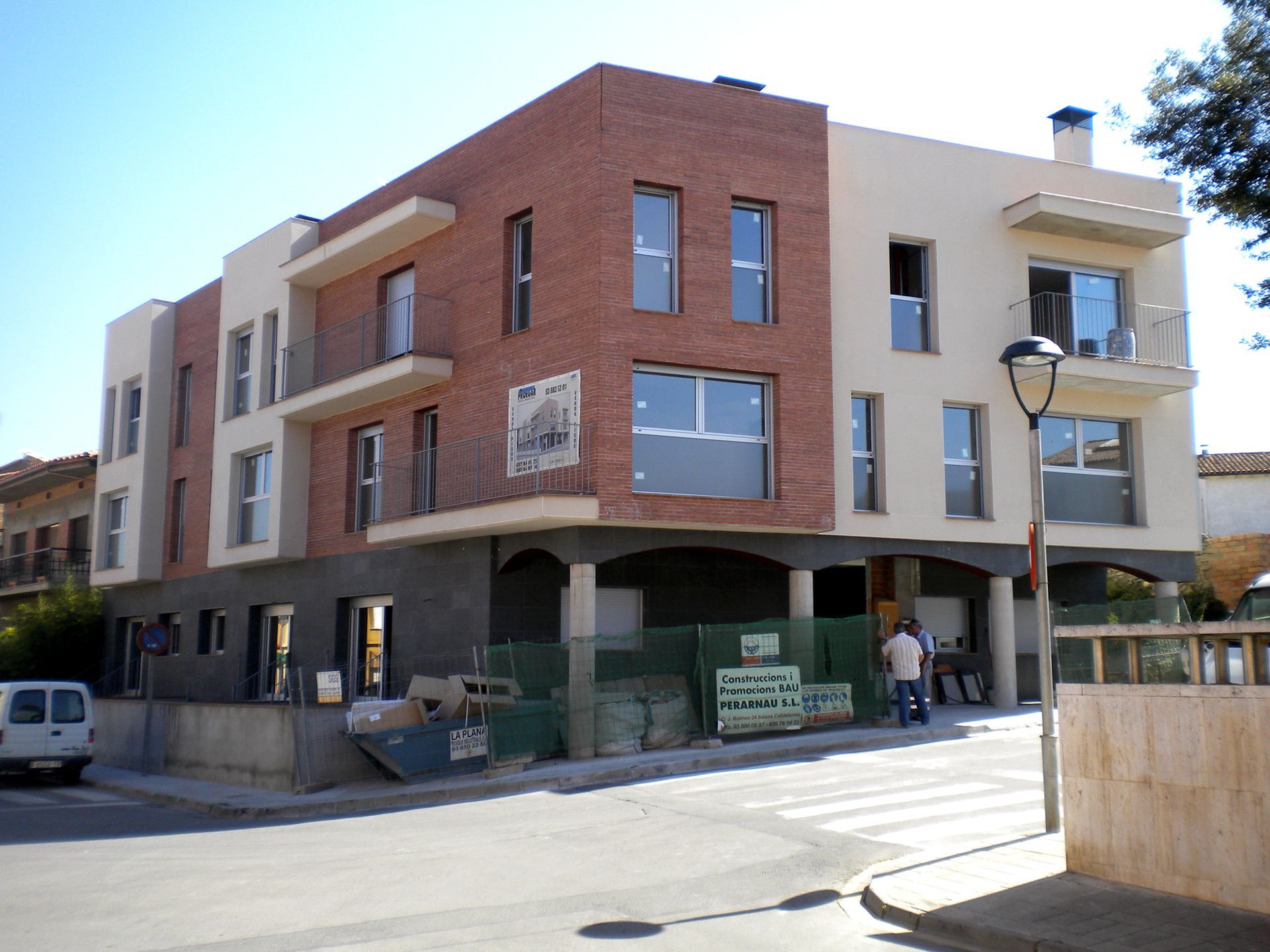 Se está construyendo un edificio con muchas ventanas.