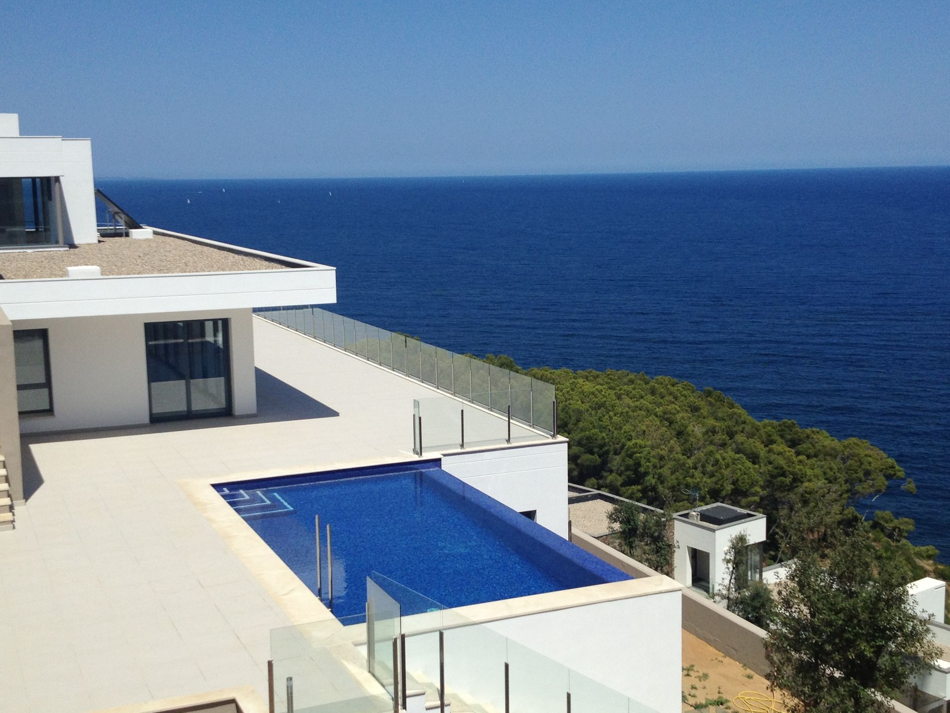 Una casa grande con piscina con vistas al mar.