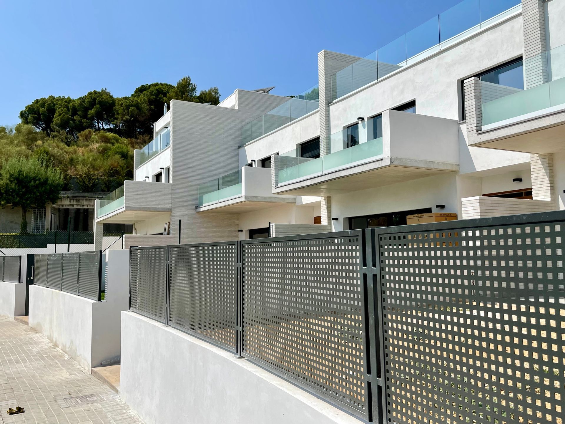 Una hilera de casas con una valla delante de ellas