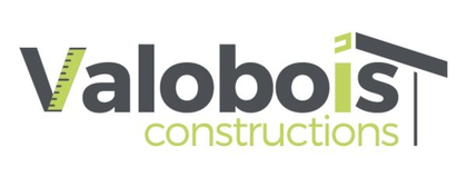 Logo de Valobois Constructions en noir et vert clair avec des lettres stylis&eacute;es &agrave; l'aspect bois.