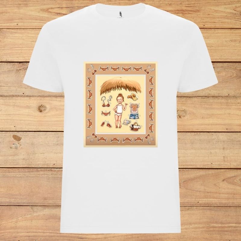 Camiseta blanca con un dibujo animado centrado en color beige de niños, ovejas y corazones sobre un fondo de madera.