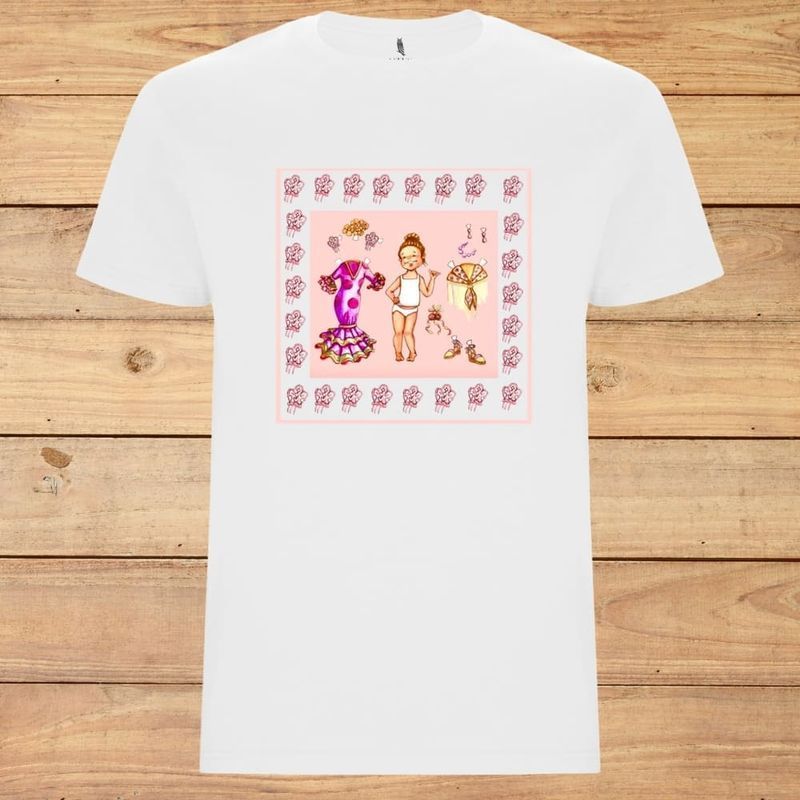 Camiseta blanca con una ilustración enmarcada en rosa de tres bailarinas de dibujos animados en el pecho.