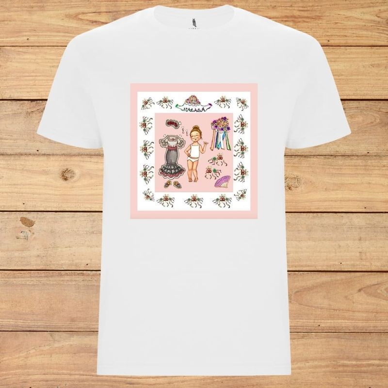 Camiseta blanca con un collage ilustrado con marco rosa centrado en el pecho.