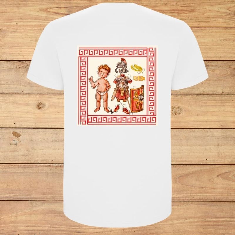 Camiseta blanca con una ilustración de estilo antiguo con borde rojo que representa dos figuras y un jarrón en el pecho.