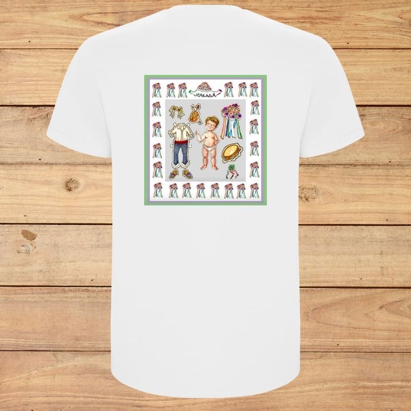 Camiseta blanca con un colorido gráfico central ilustrado sobre un fondo de madera.