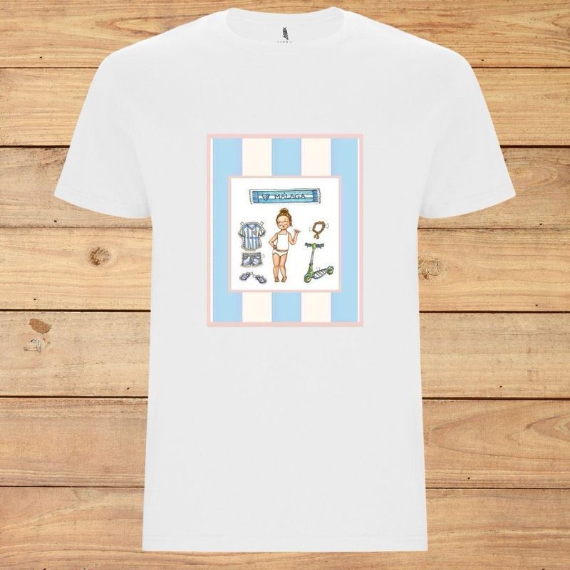 Camiseta blanca con un dibujo animado centrado en color beige de niños, ovejas y corazones sobre un fondo de madera.