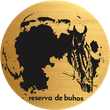 Silueta de búho negro sobre un logotipo circular dorado con el texto “reserva de buhos” en la parte inferior.