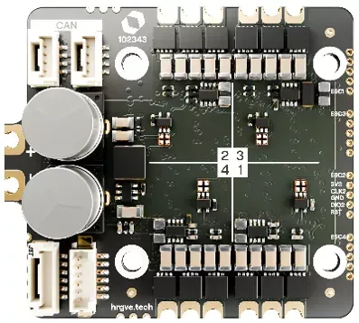 Eine quadratische, schwarze elektronische Leiterplatte mit vier Motorausgängen, zwei Kondensatoren und CAN-Anschlüssen, beschriftet mit „hrgve.tech“.