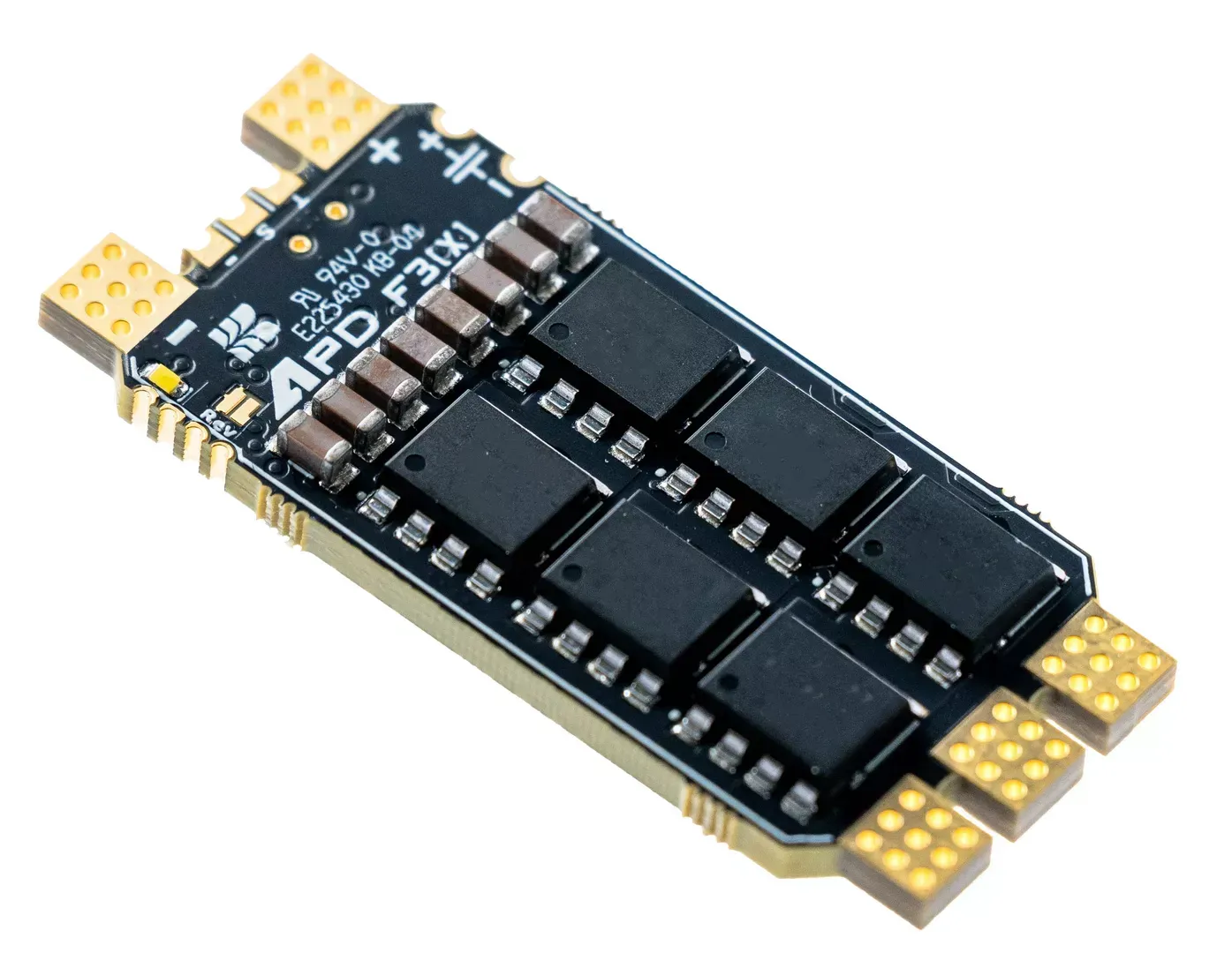 Schwarze elektronische Leiterplatte mit sechs großen Chips, goldenen Kontaktflächen und aufgedruckten Etiketten auf schlichtem weißem Hintergrund.