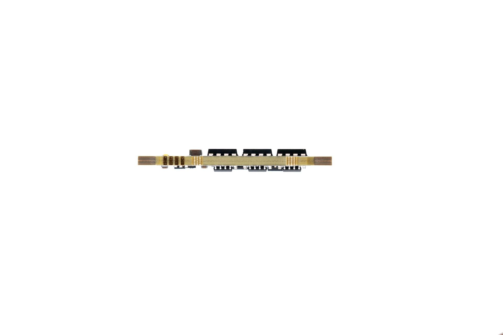 Eine rechteckige, hellbraune elektronische Leiterplatte mit drei schwarzen integrierten Schaltkreisen, die auf ihrer Oberfläche montiert sind.