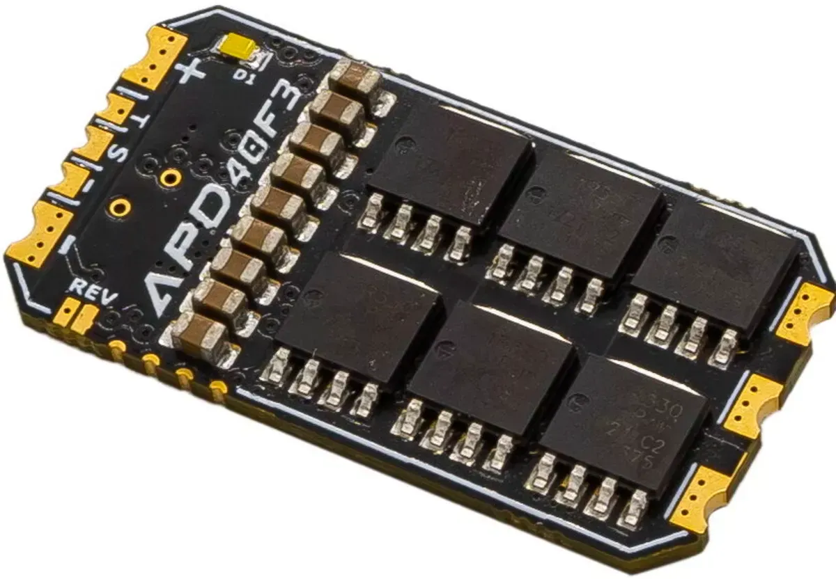 Ein elektronisches Drehzahlreglermodul APD40F3 mit einer schwarzen Leiterplatte, vergoldeten Anschlüssen und sechs MOSFETs.