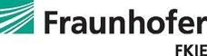 Logo für Fraunhofer FKIE, bestehend aus einem türkisfarbenen Quadrat mit weißen Linien neben dem schwarzen Text „Fraunhofer“ und „FKIE“.