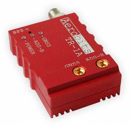 Roter Aerobits TR-1A ADS-B Transceiver mit goldenen Antennenanschlüssen und Statusanzeige-LEDs auf weißem Hintergrund.