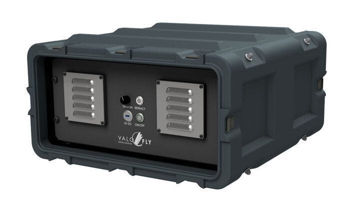 Ein graues, robustes, rackmontierbares Gehäuse für elektronische Geräte mit zwei Lüftungsgittern und einem Valohai-Logo auf der Vorderseite.