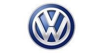 Das Volkswagen-Logo: ein silbernes „V“, das über einem „W“ in einem blauen Kreis mit dünner silberner Umrandung liegt.