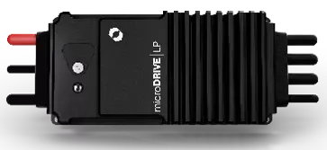 Eine schwarze MicroDrive LP-Motoreinheit mit rotem Indikatorstift, Kühlrippen und elektrischen Anschlussstiften.