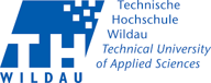Das Logo der Technischen Hochschule Wildau, mit einem blauen „TH“-Symbol und deutschem und englischem Text.