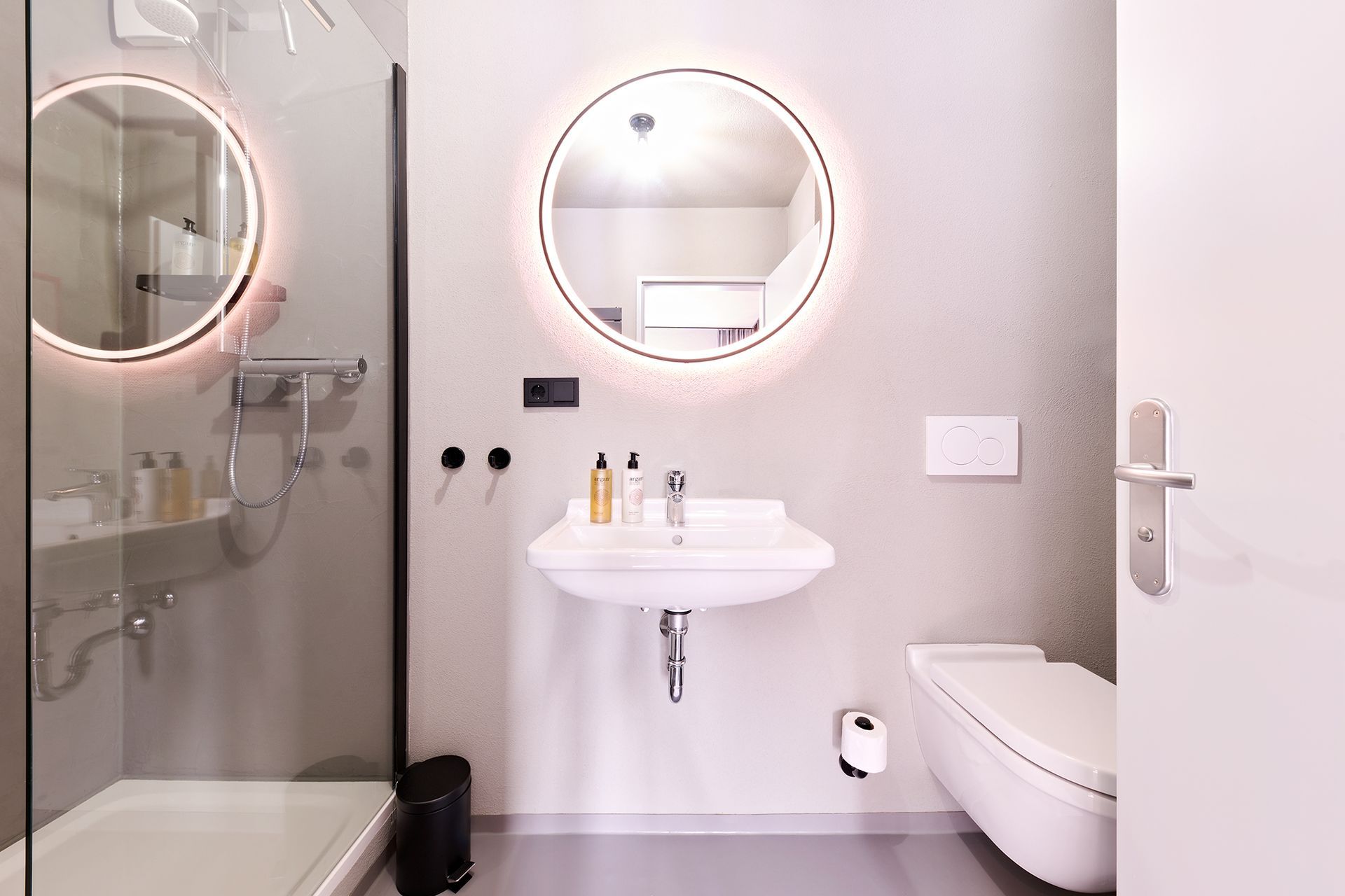 Ein Badezimmer mit Waschbecken, Toilette, Dusche und Spiegel.